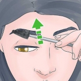 Klipp dina ögonbryn