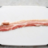 Att göra korvar inslagna i bacon