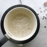 Sätter kaffe på spisen