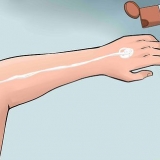Applicera lotion på ryggen