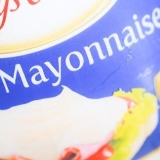 Använder majonnäs som hårbalsam