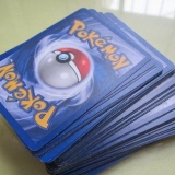 Spela med pokemon-kort