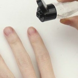 Applicera nagelbandsolja