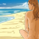 Utövar nudism