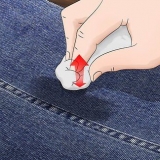 Hur man tar bort oljefläckar från jeans