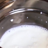 Att göra paneer (indisk ost)