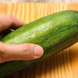 Att göra zucchinipasta