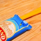 Göra pasta med alfredosås från en burk