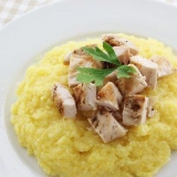 Förbereder polenta