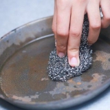 Ta bort rost från en gjutjärnspanna