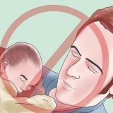Sover med en nyfödd bebis