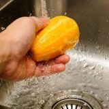 Förbered spaghetti squash i mikron
