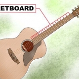 Spelar skalor på en gitarr