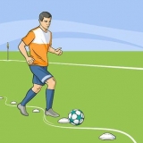 Spela fotboll