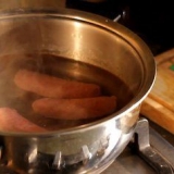 Grilla korv på grillen