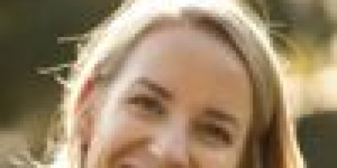 Sitter framför en dator