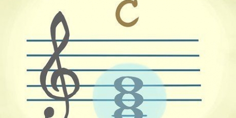Spelar ackord på piano