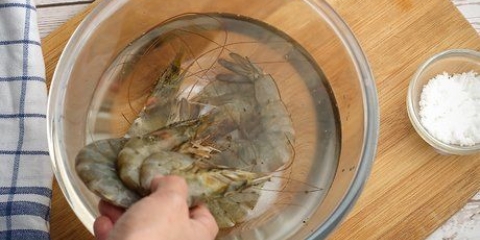 Förbered frysta räkor