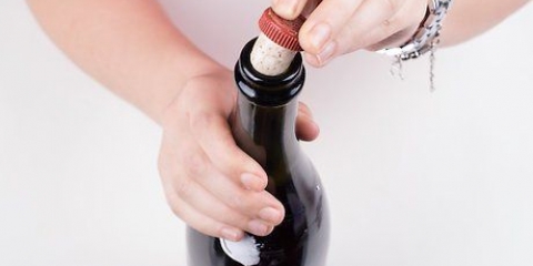 Korkar champagne igen
