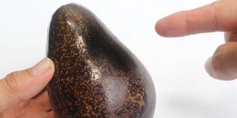 Kollar om en avokado är övermogen