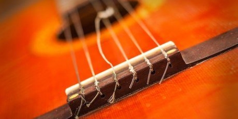 Byta ut strängarna på en klassisk gitarr