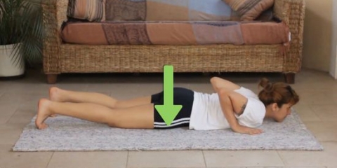 Utföra yoga cobra pose