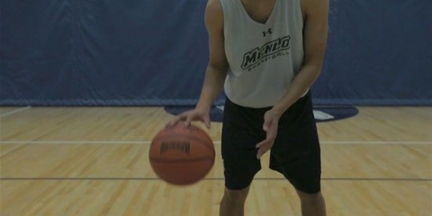 Dribblingar med en basketboll