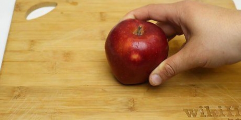 Skär ett äpple i skivor