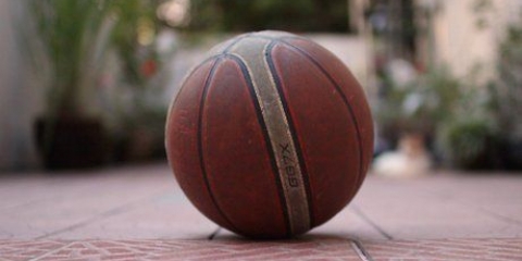 Snurra en basketboll på fingret