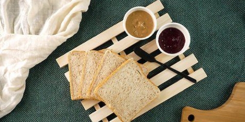 Göra en smörgås med jordnötssmör och gelé