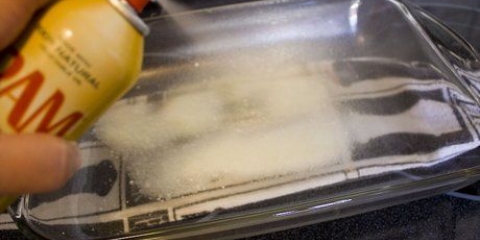 Göra en tårta med kakmix utan ägg och olja