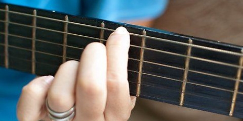 Stämma en gitarr