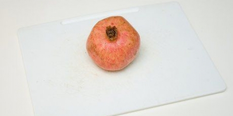 Öppnar ett granatäpple