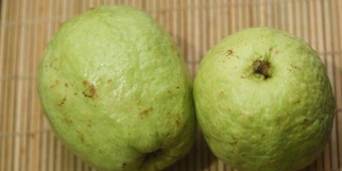 Äter en guava