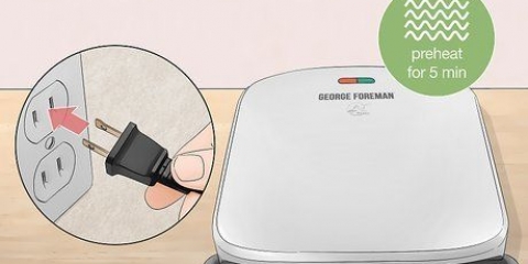 Förbereder en hamburgare på en foreman-grill