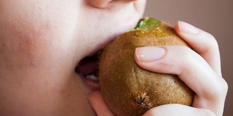 Äter en kiwi