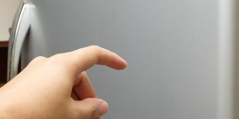 Hur man tar bort en repa från en kylskåpsdörr i rostfritt stål