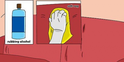 Reparerar en skinnsoffa