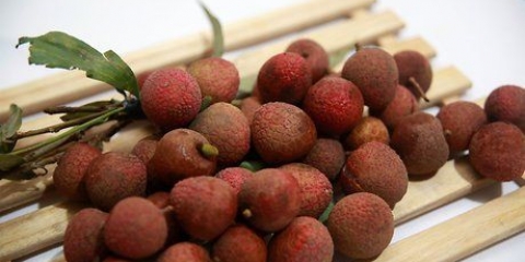 Äter en litchi
