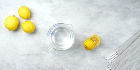Rengöring av en mikrovågsugn med en citron
