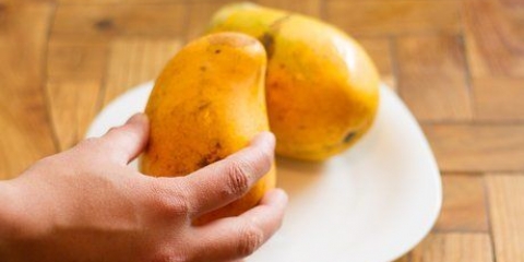 Äter en mango