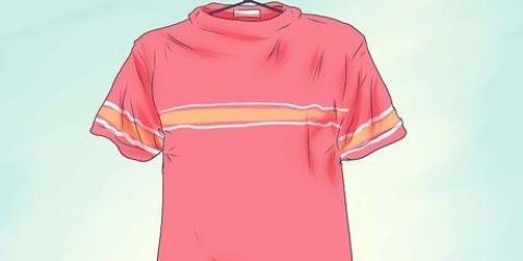 Stryka en skjorta eller t-shirt