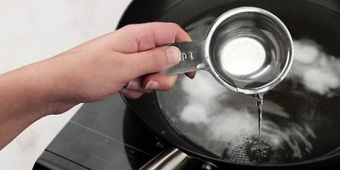 Smörj om en non-stick panna