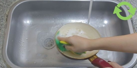 Rengöring av en panna med non-stick beläggning