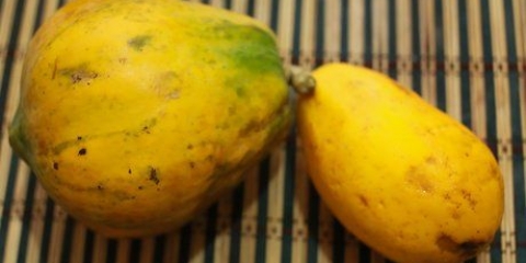 Äter en papaya