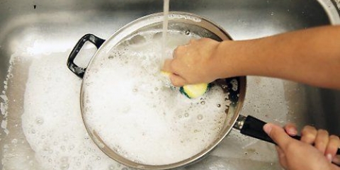 Bränna en panna av rostfritt stål