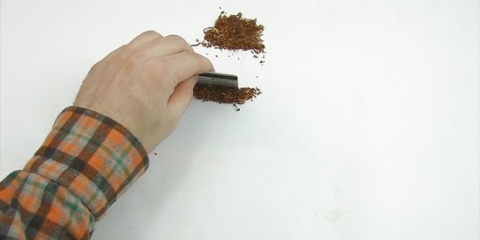 Rullar en cigarett