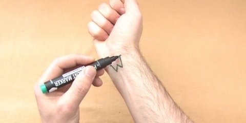 Hur man gör en tillfällig tatuering med en highlighter
