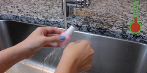 Öppnar en fast flaska med nagellack