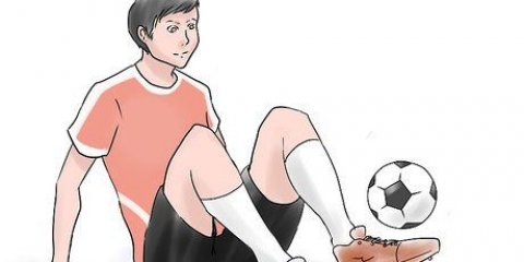 Sparkar en fotboll